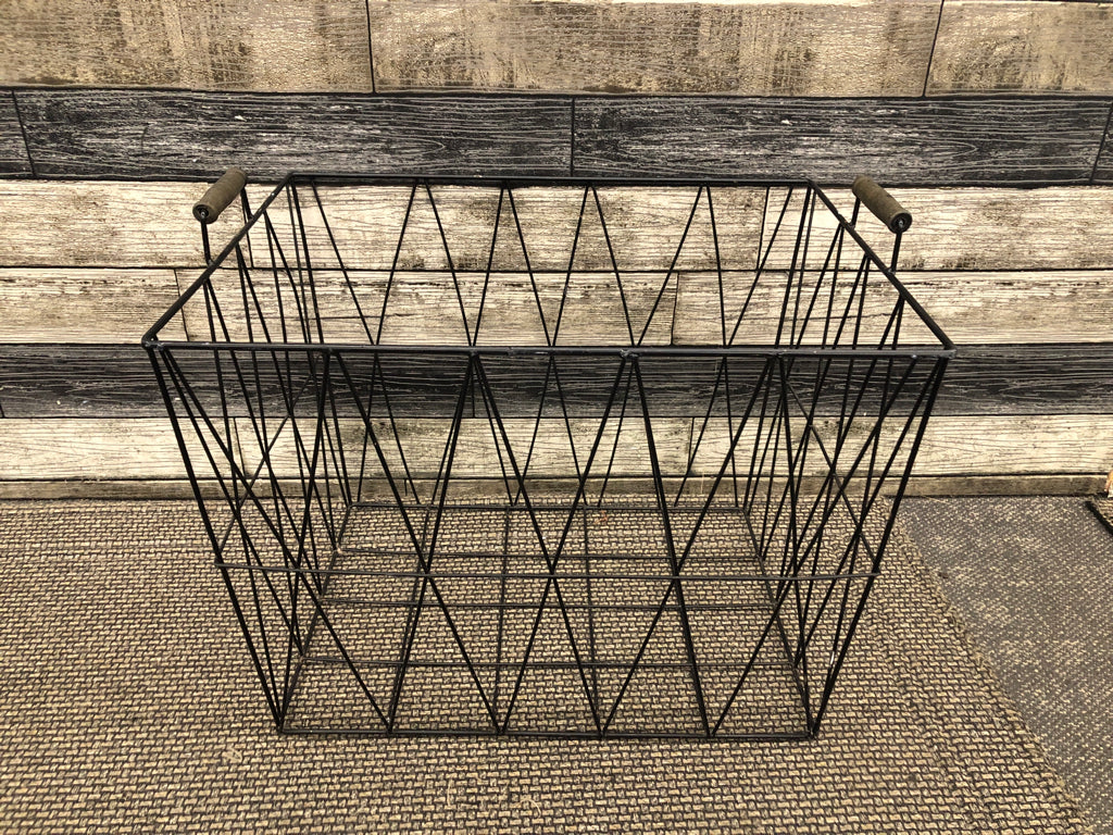 METAL WIRE BASKET W/WOODEN HANDLES.