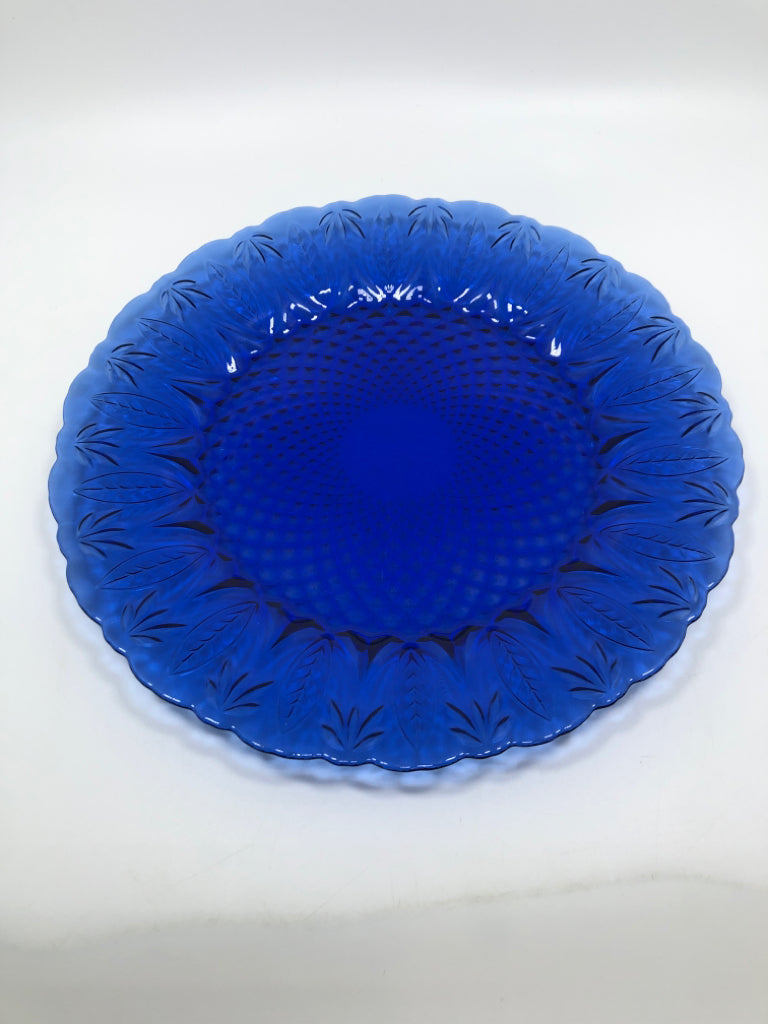 4 BLUE GLASS FLORAL DINNER PLATES.
