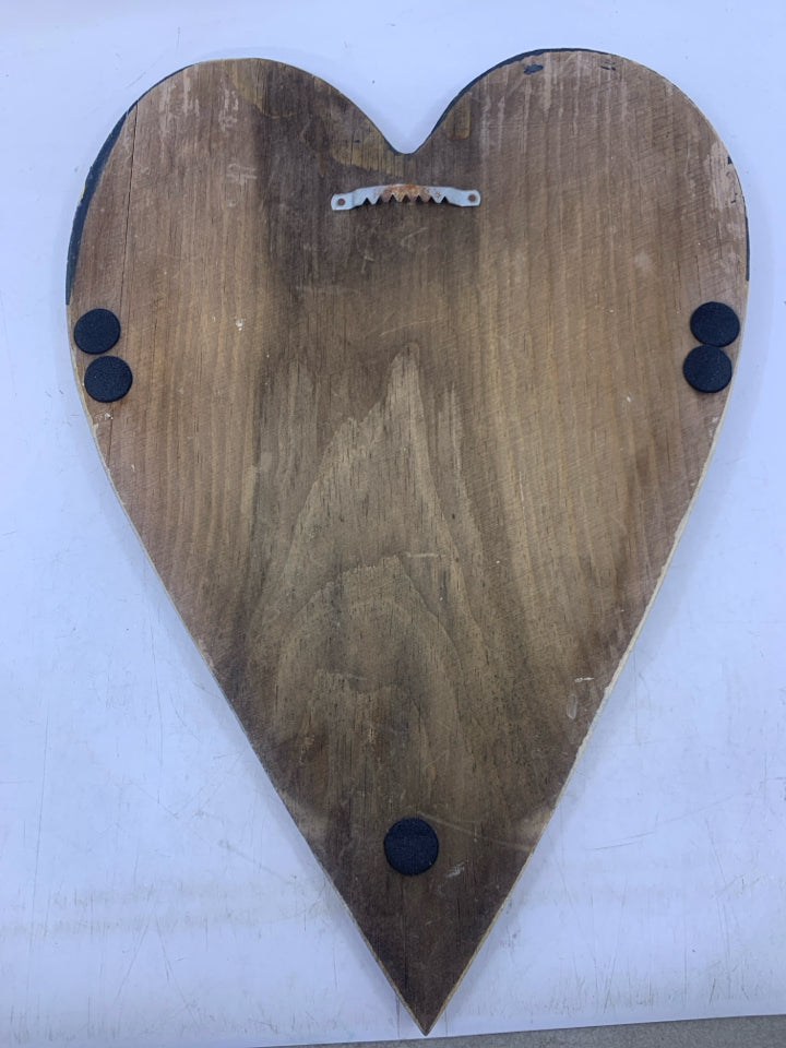 WOOD HEART SHAPE PAINTED AMERICAN FLAG.