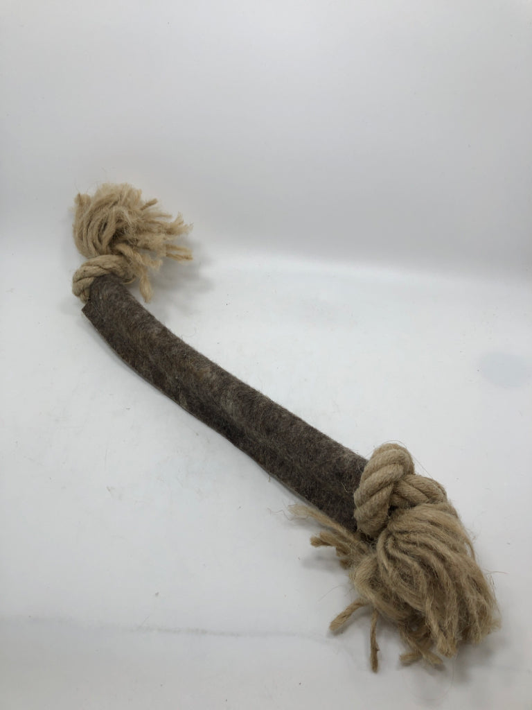 GREY WOOLIIE NATURAL DOG CHEW TOY W/TWINE ENDS.