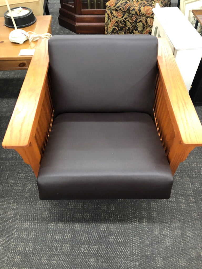 FAUX LEATHER ARMCHAIR W/OAK WOOD ARMS.