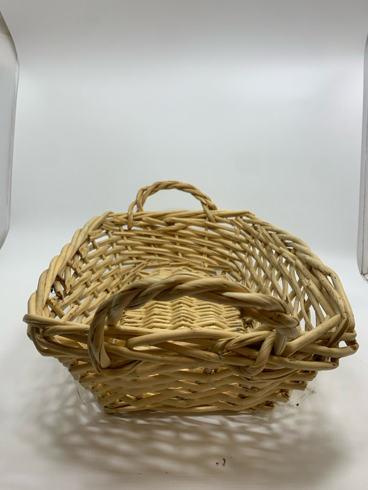 RECTANGLE WICKER BASKET W/HANDLES.