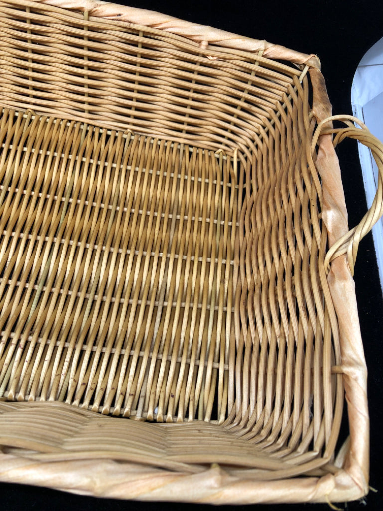 BLONDE WICKER BASKET TRAY W/HANDLES.