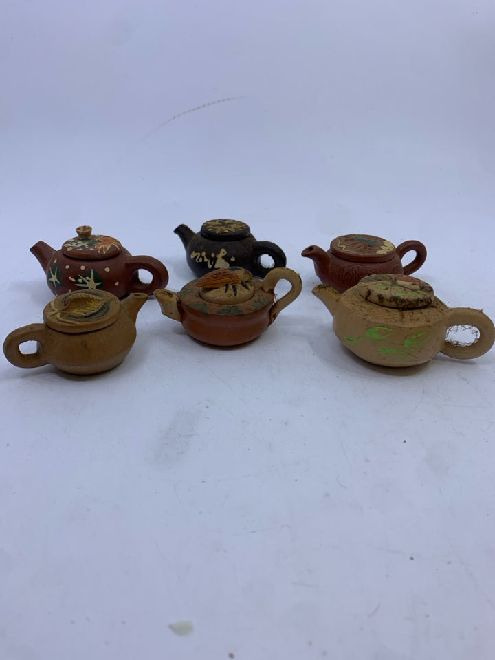 6 MINI BLONDE+ BROWN DECOR TEA POTS.