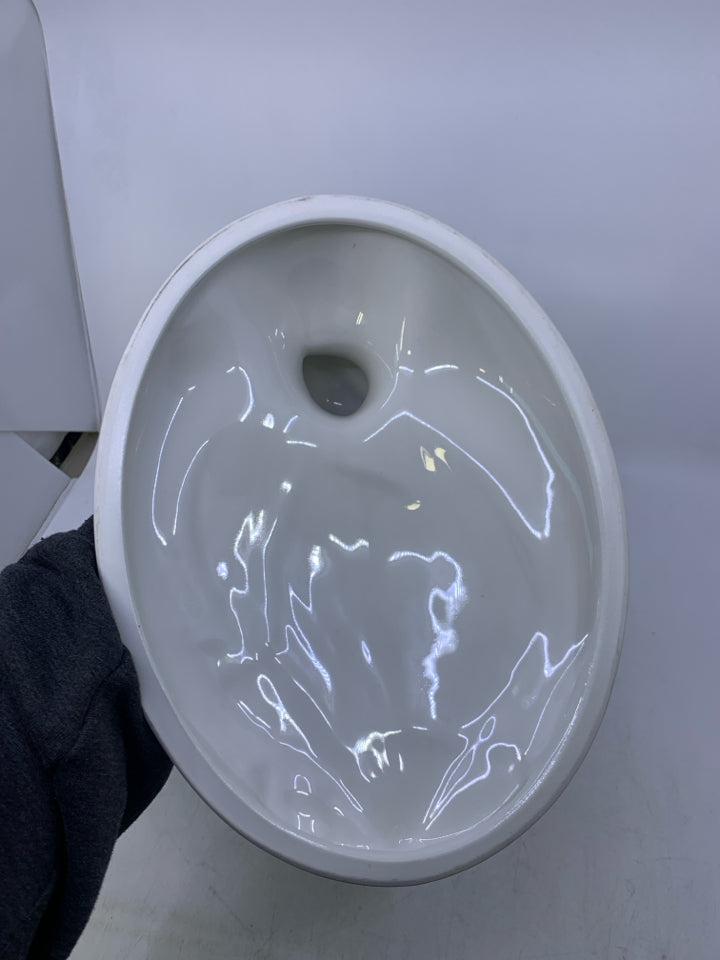 VTG LARGE HALL CARBONE OVAL DUCK COVERED CASSEROLE DISH.