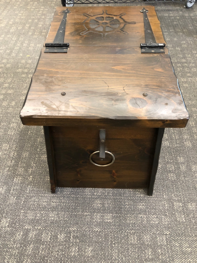 VTG DARK RUSTIC END TABLE W/STORAGE.