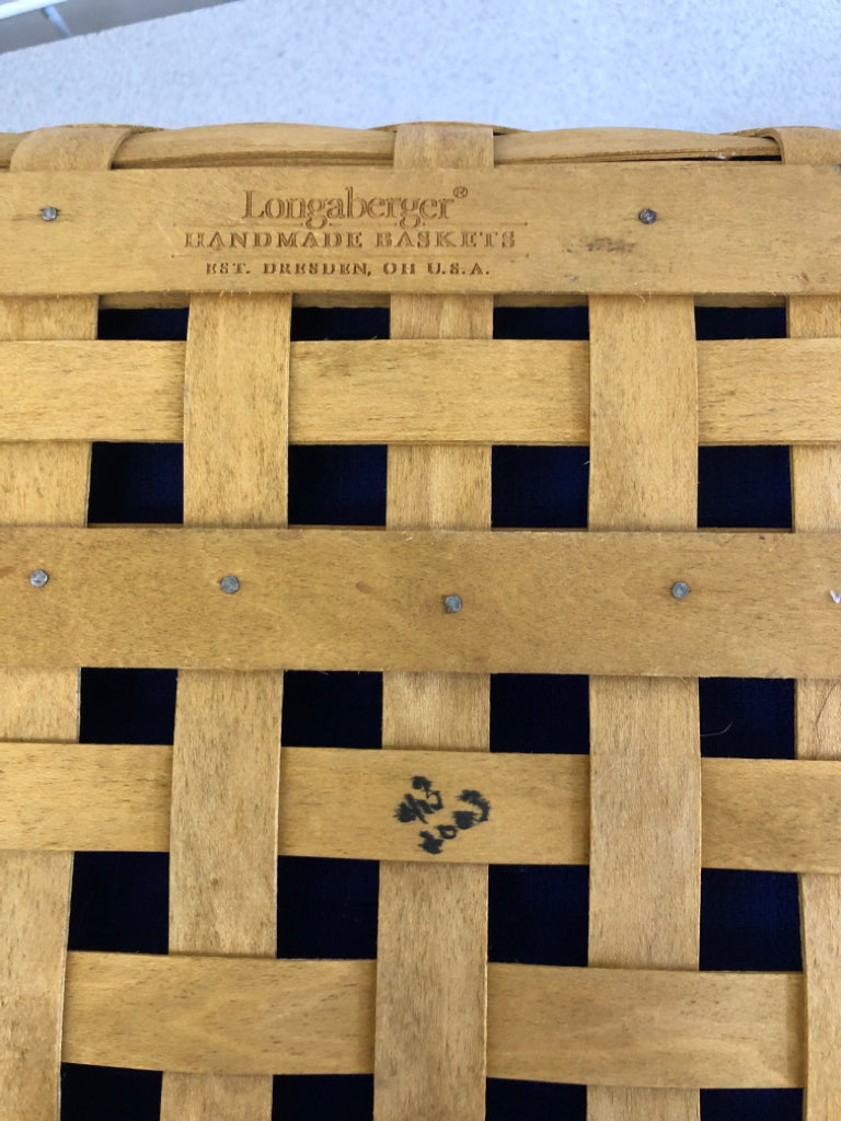 2003 NAVY LINED SQUARE BASKET W/HANDLES AND LID, RISER PLASTIC LINER.