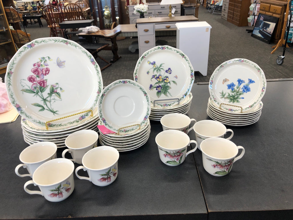 40PC NORITAKE BERRIES/FLORALS DINNER SET SRVC FOR 8.