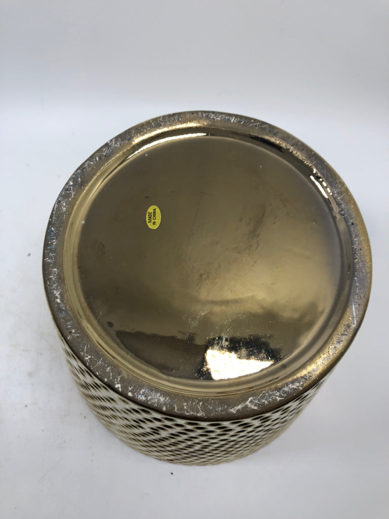 HAMMERED GOLD PLANTER.