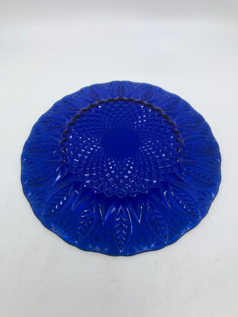 4 BLUE GLASS FLORAL LUNCH PLATES.