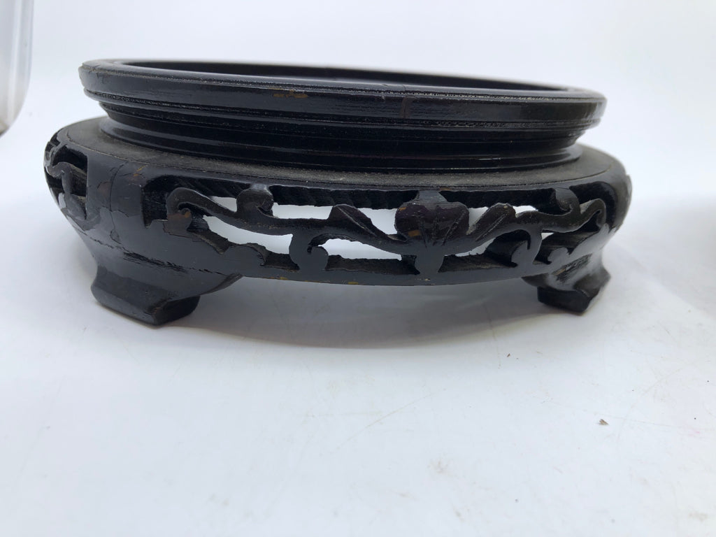 ROUND METAL FLORAL URN SHELF DECOR W/PLASTIC BASE.