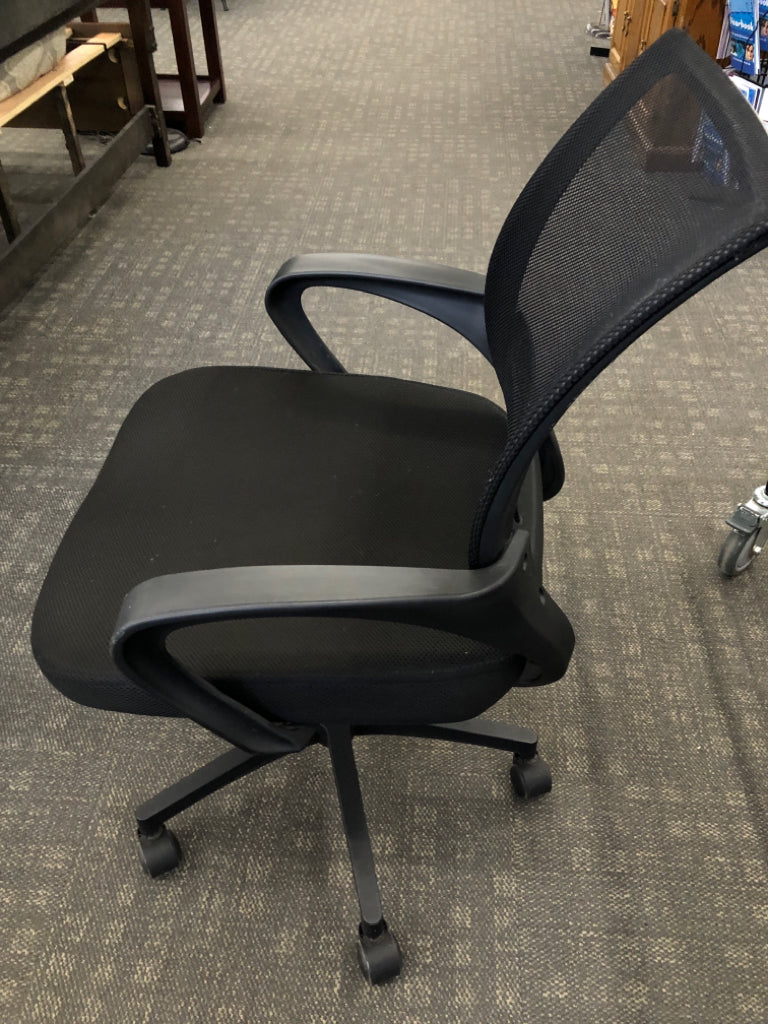 BLACK MESH SWIVEL OFFICE CHAIR.