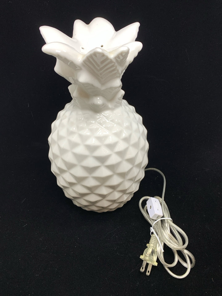 CERAMIC PINEAPPLE TABLE LAMP.