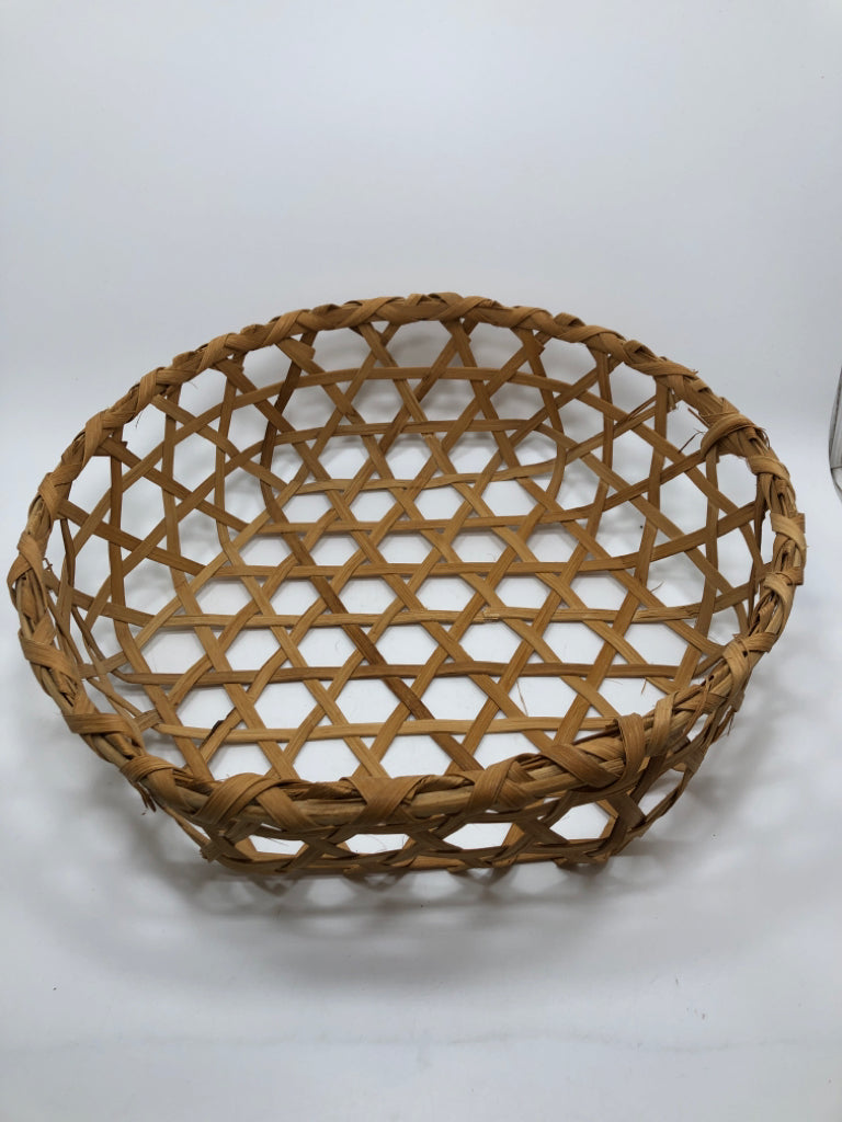 ROUND TAN WICKER BASKET.