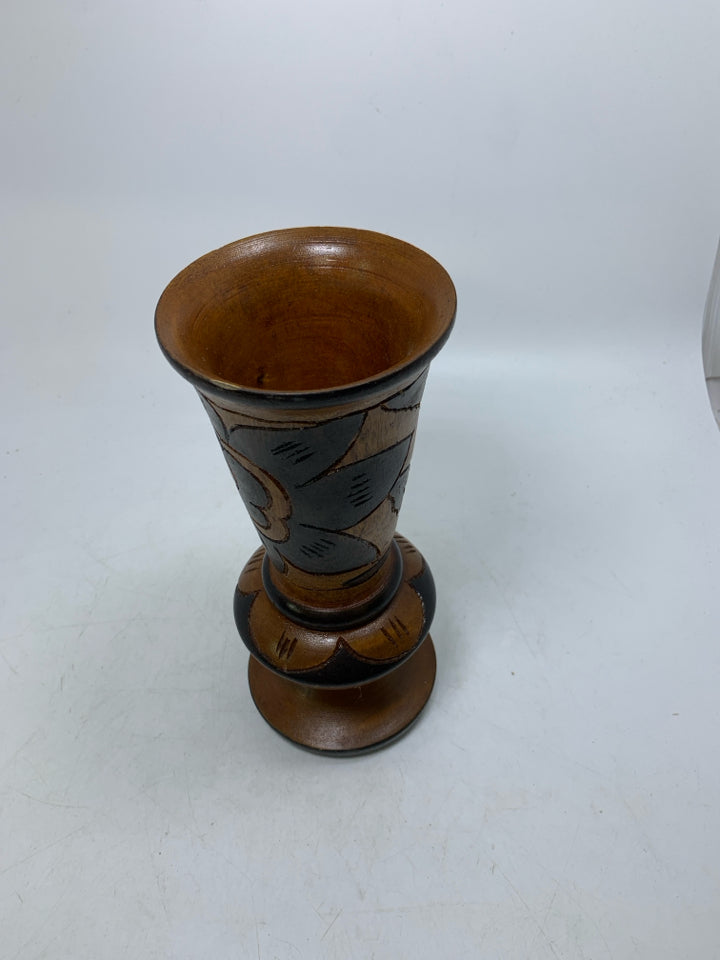 FOOTED WOOD CARVED VASE W/ FLOWERS.