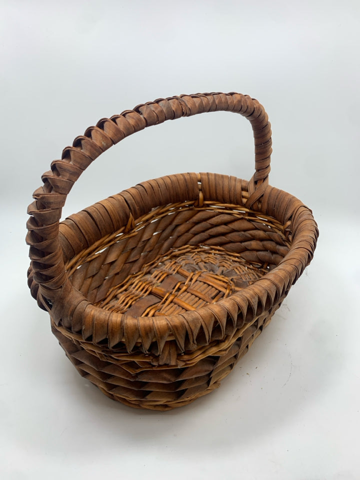 MULTI-WOVEN BROWN WICKER BASKET.