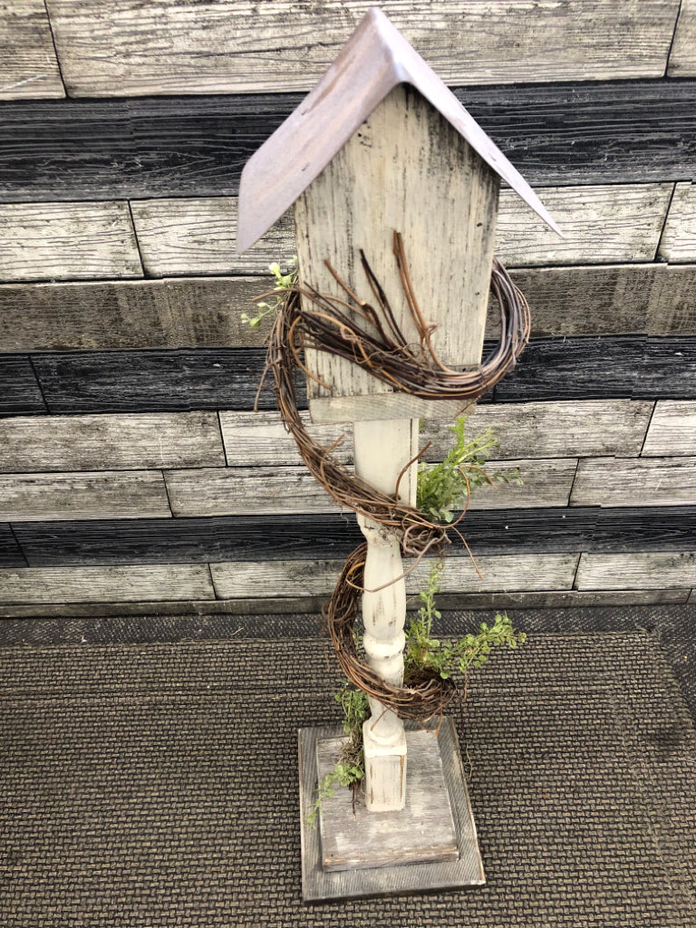 PRIMITIVE BIRDHOUSE W/WRAPPED LEAVES.