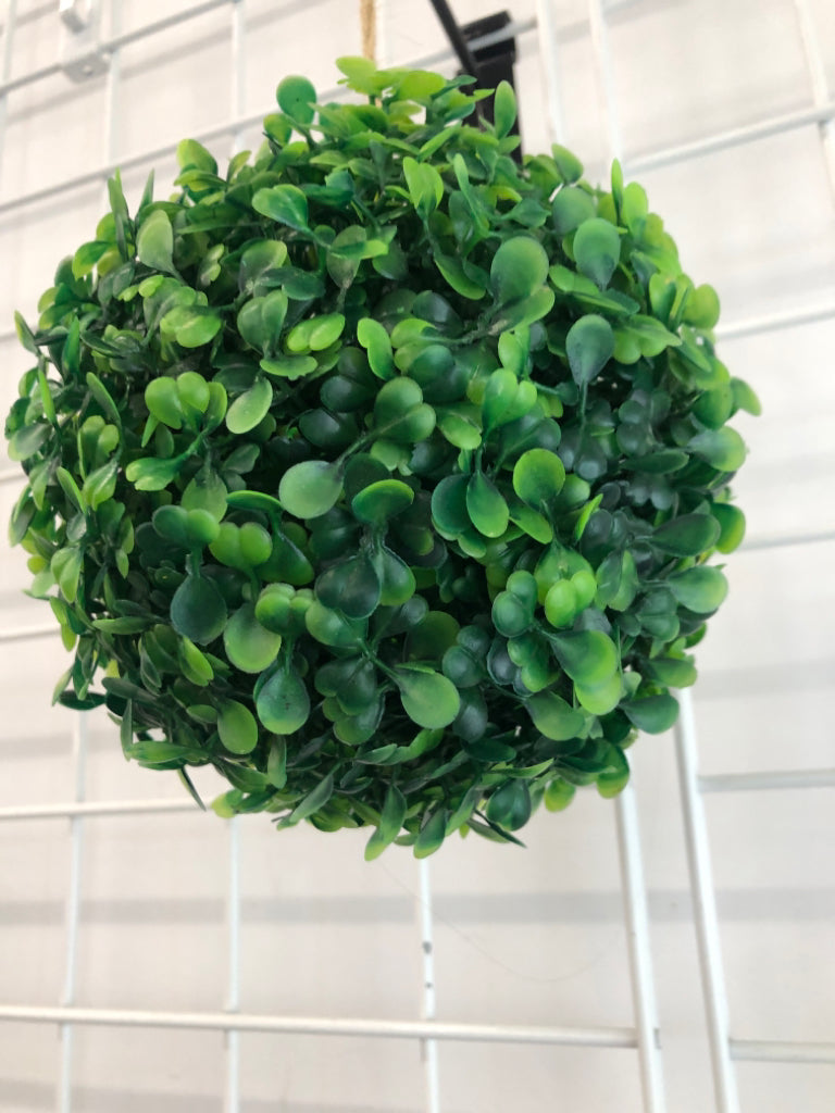 HANGING GAUX BOXWOOD BALL.