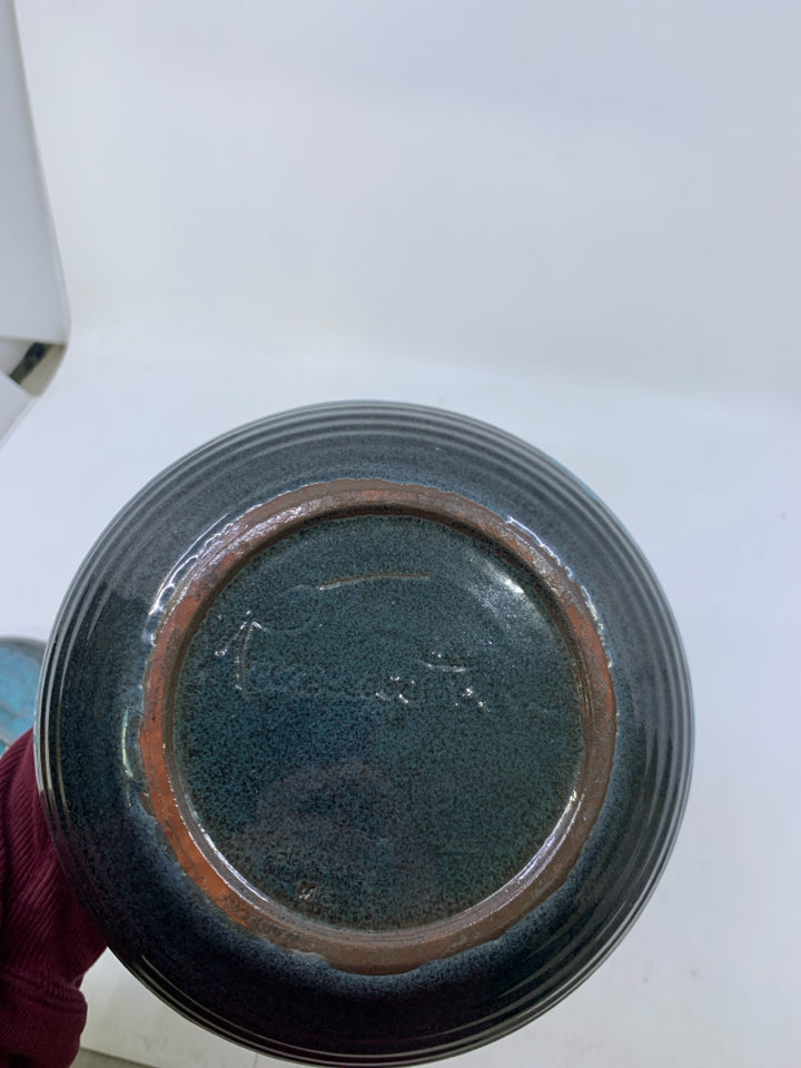 BLUES ABRE GLAZE RIBBED BEAN POT W/ LID HANDLES.