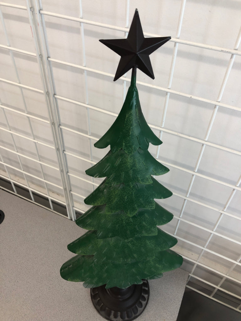 METAL CHRISTMAS TREE W/METAL BASE.