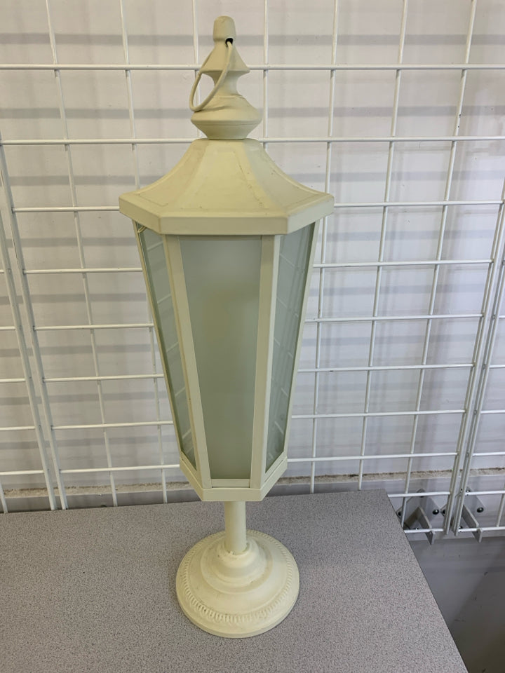 WHITE LIGHT POST LAMP.