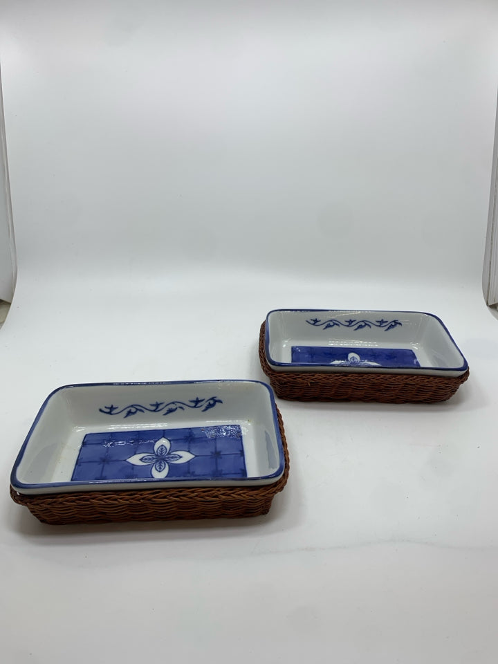 2 SM BLUE PAINTED SERVING DISHES IN WICKER BASKET.