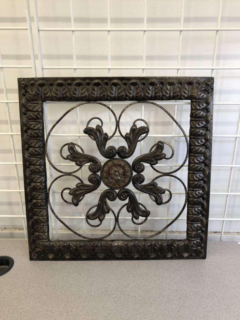 METAL FLORAL MEDALLION WALL DECOR.