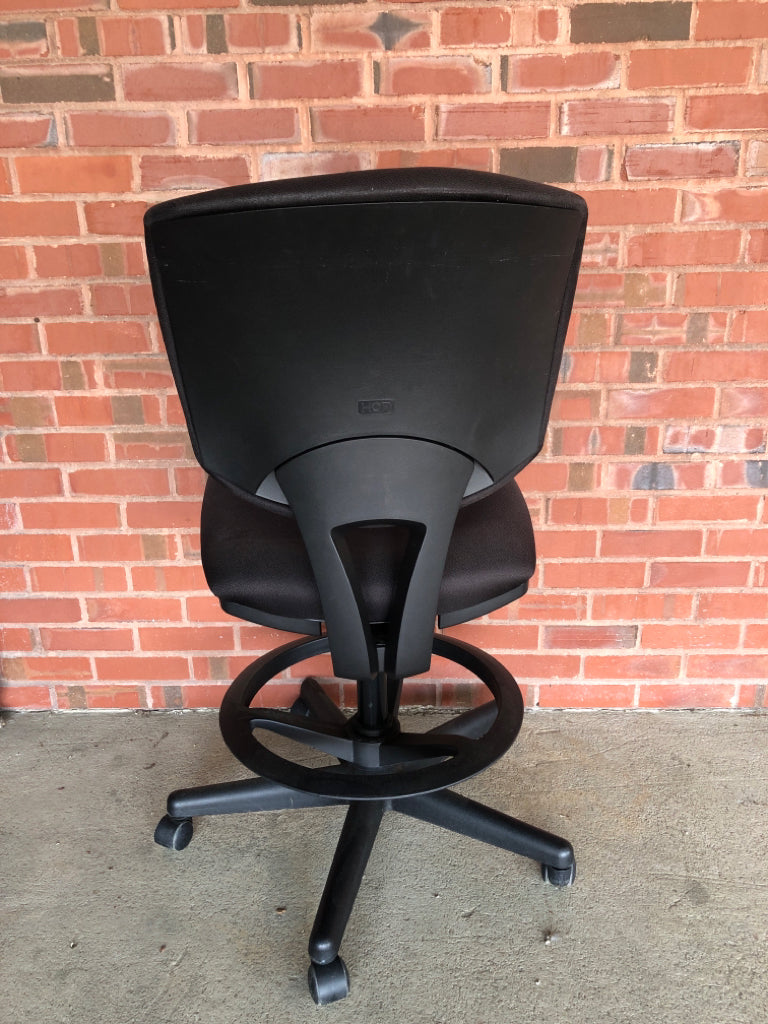 ADJUSTABLE BLACK SWIVEL OFFICE CHAIR.
