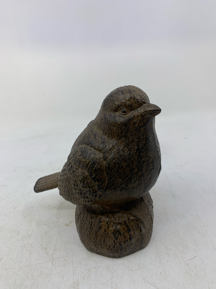BROWN DISTRESSED METAL BIRD.