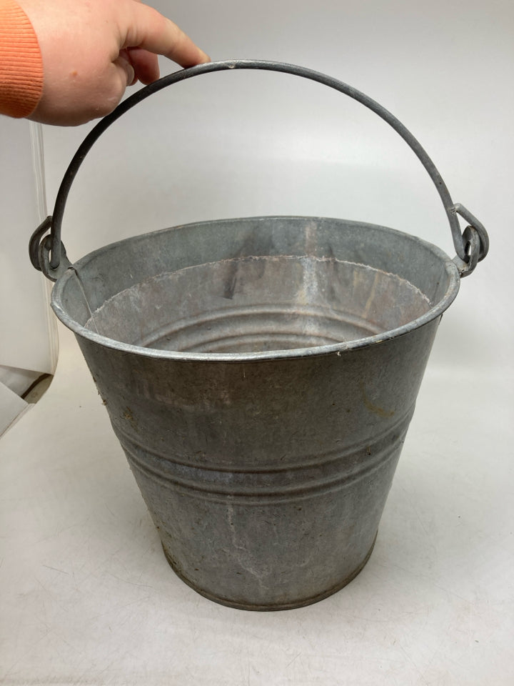 VINTAGE METAL BUCKET