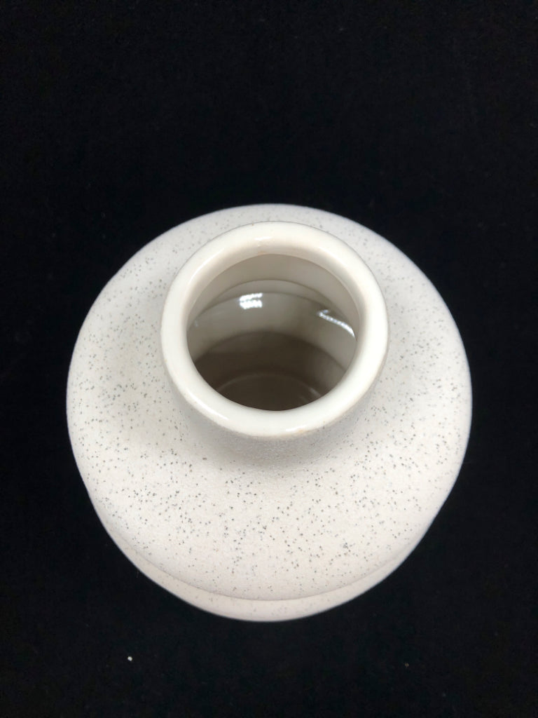 WHITE SPECKLED STACKED RINGS DESIGN CERAMIC VASE.