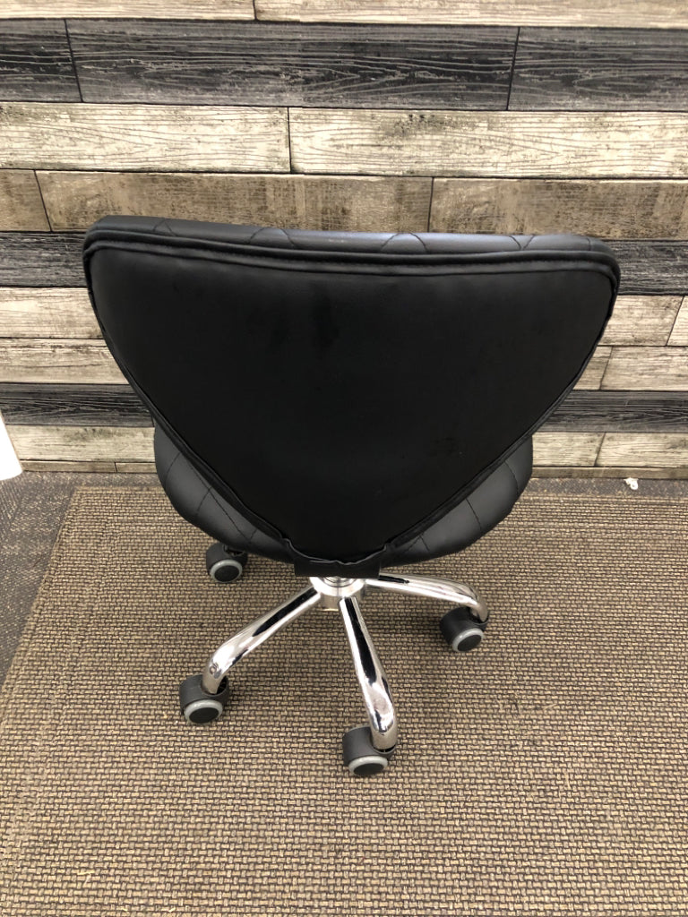 DIAMOND STITCHED FAUX-LEATHER DESK CHAIR.