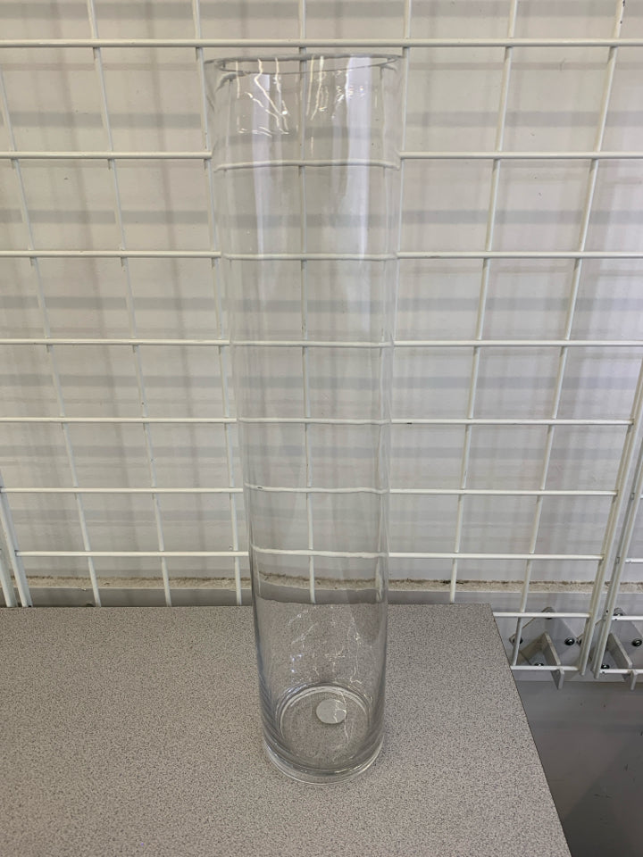 TALL GLASS VASE UCI.