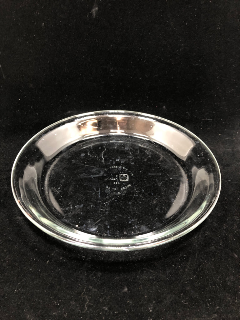 GLASS PIE PLATE.