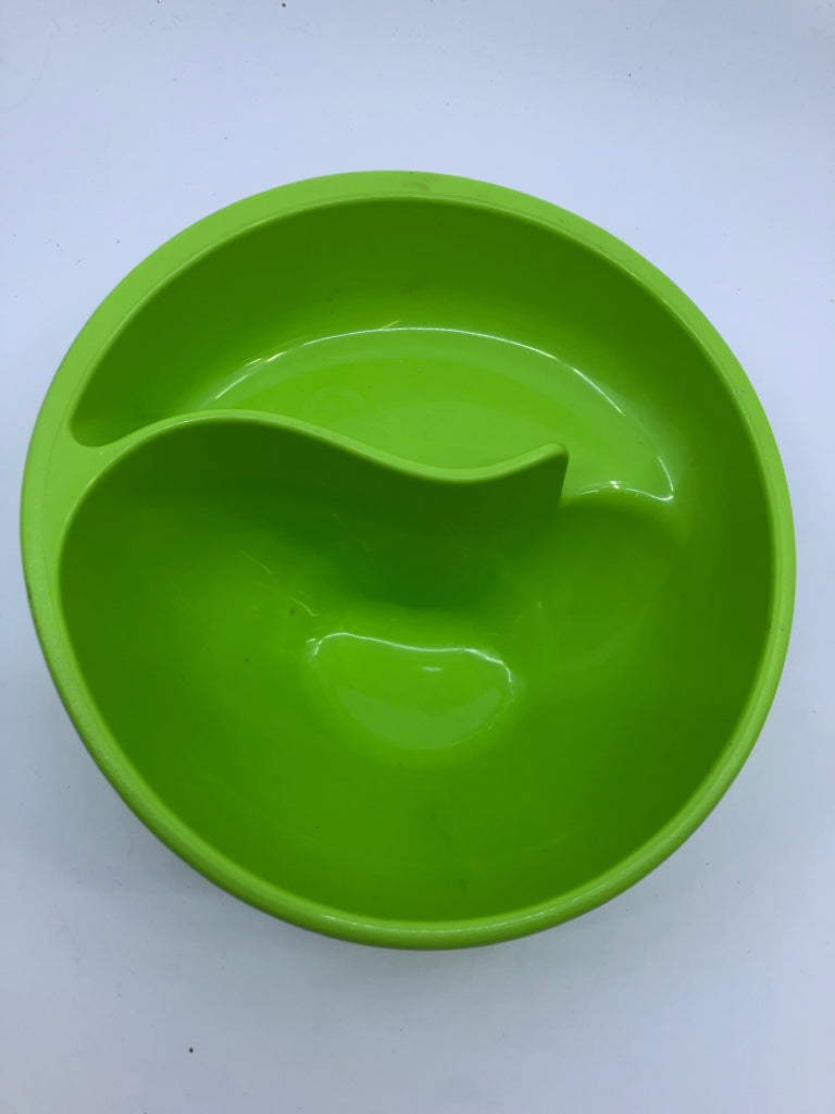 2 GREEN & RED KIDS BOWLS WITH SPOONS.