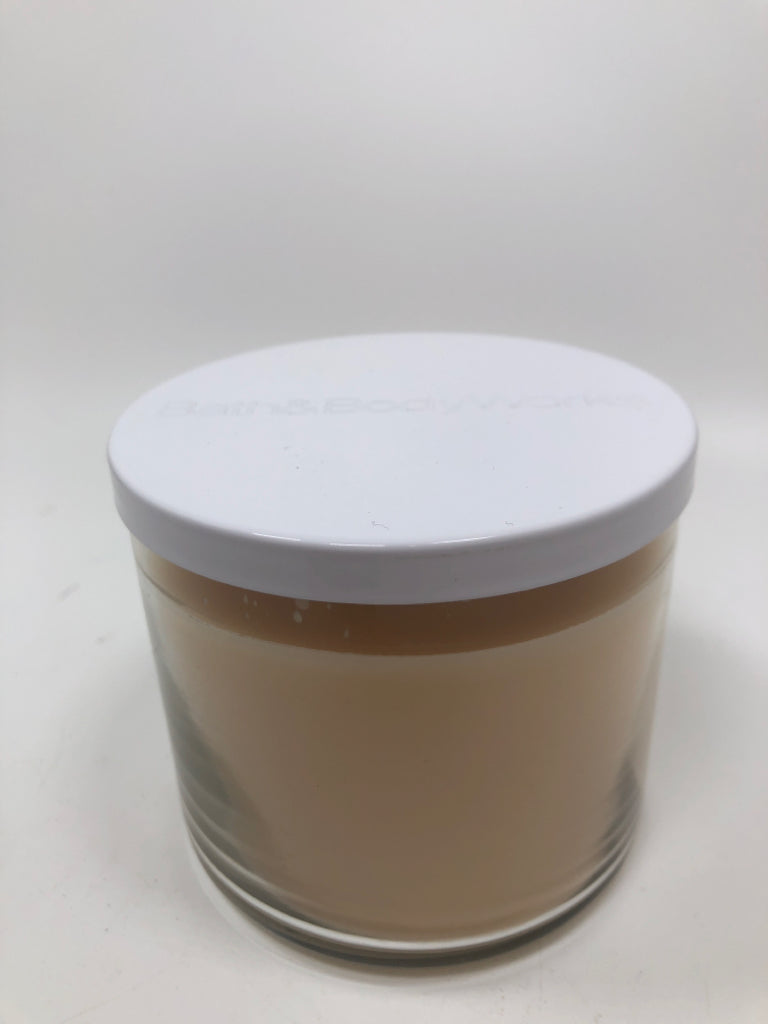 CINNAMON CARAMEL SWIRL CANDLE - BATH & BODY WORKS.