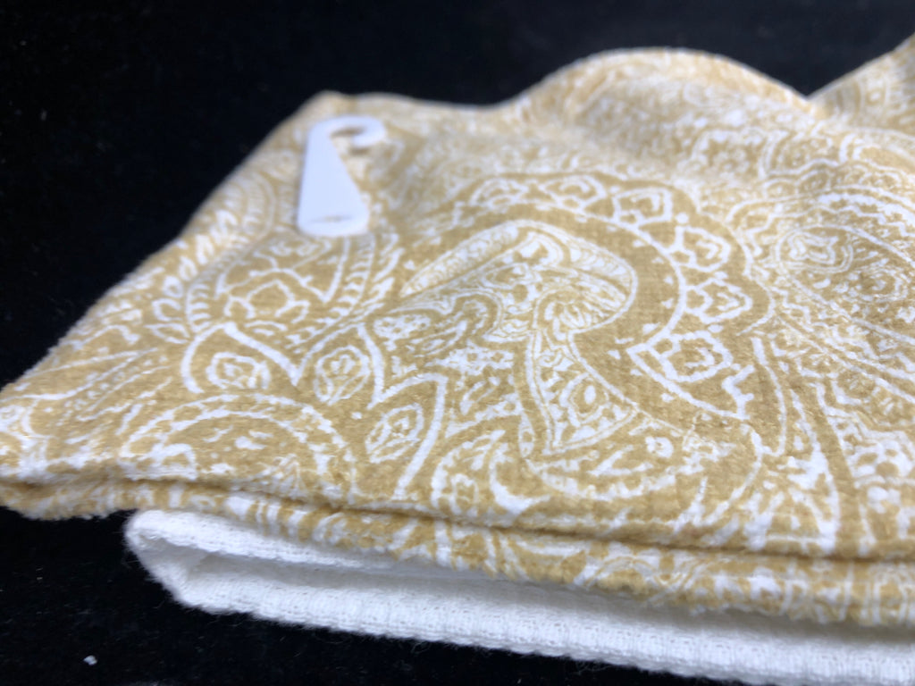 NIP GOLD SCROLL & WHITE W/ SCROLL DETAIL BOTTOM KITCHEN TOWELS.