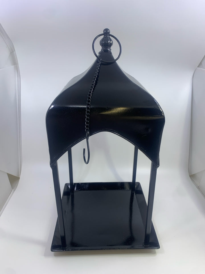BLACK METAL HANGING LANTERN.