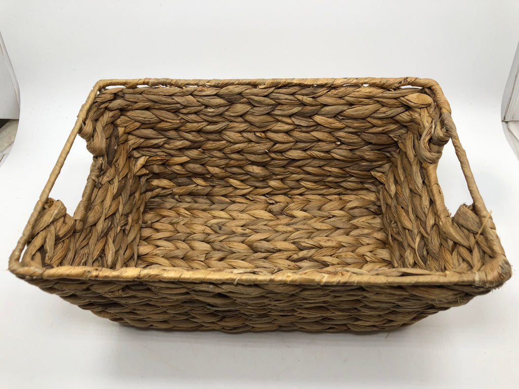 SM WOVEN WICKER BASKET.