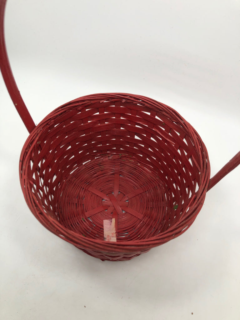 SMALL RED ROUND BASKET W/HANDLE.