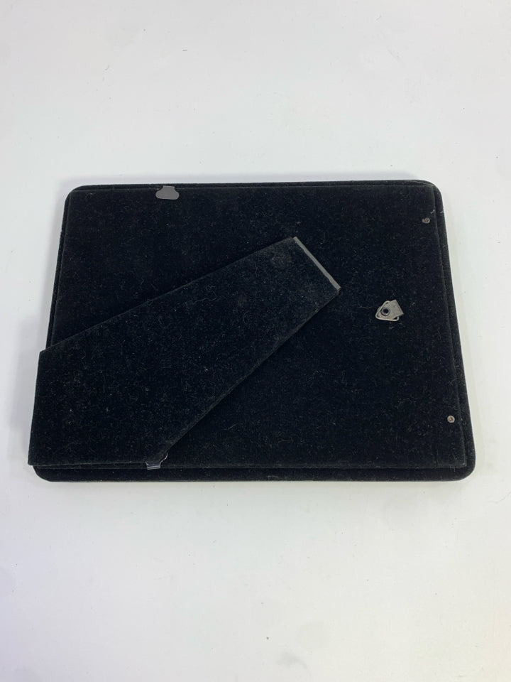 SILVER METAL PHOTO FRAME W/SWIRLED CORNERS.