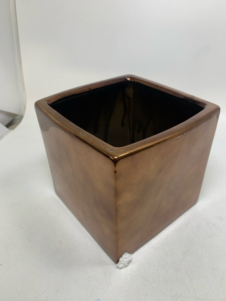 SQUARE CERAMIC PLANTER.