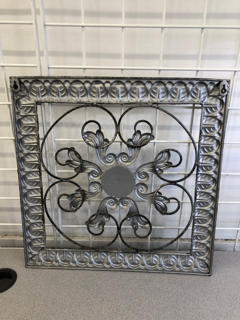 METAL FLORAL MEDALLION WALL DECOR.