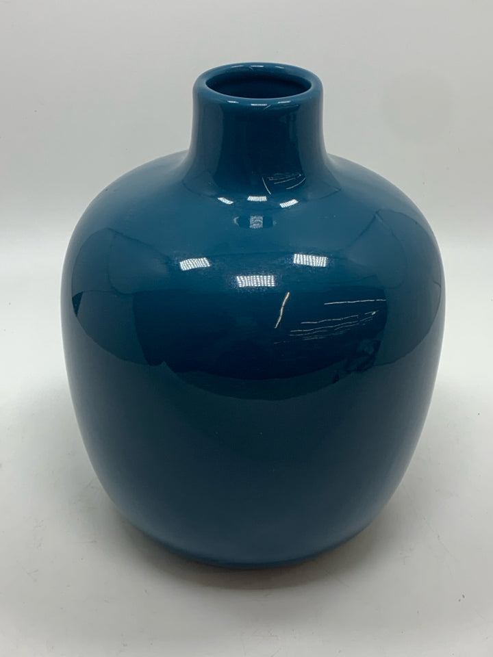 BLUE CERAMIC NARROW NECK VASE.
