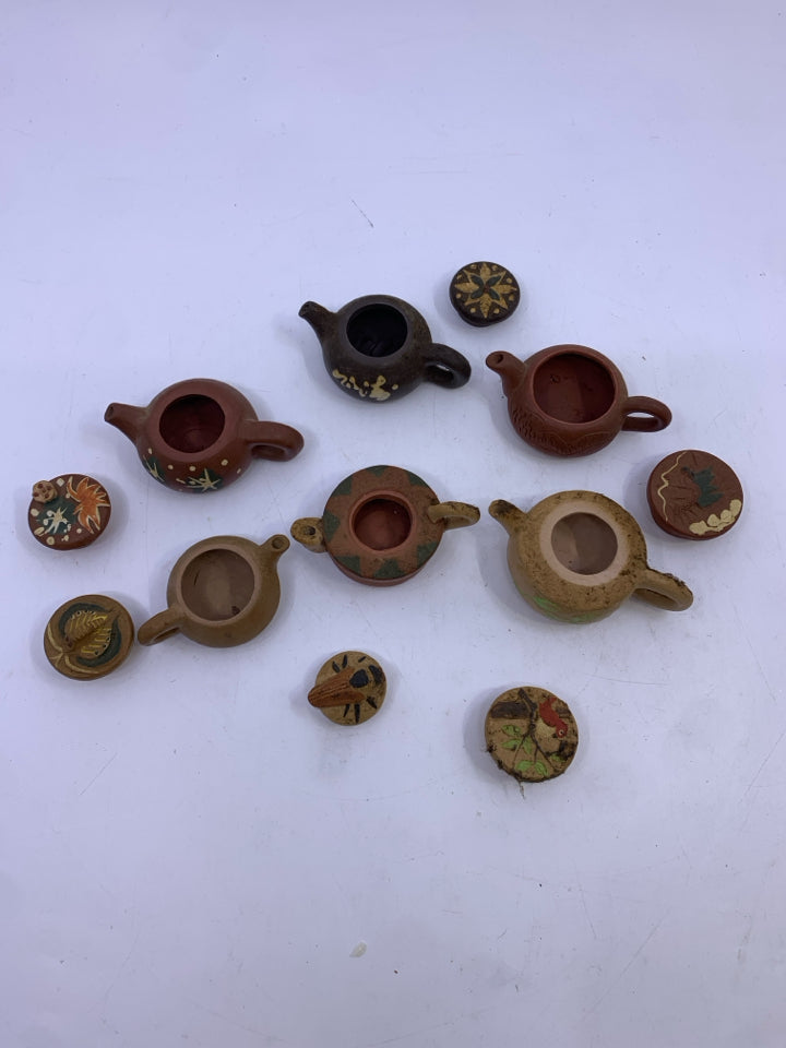 6 MINI BLONDE+ BROWN DECOR TEA POTS.
