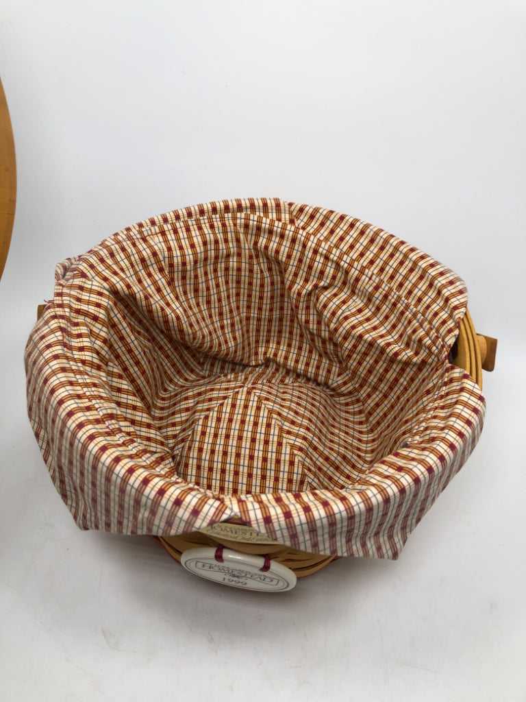 1999 LONGABERGER HOMESTEAD BASKET W/LINER & LID.