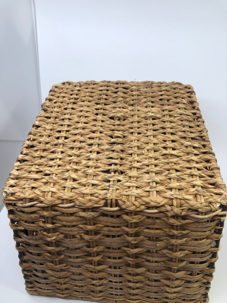 SQUARE 2 SLOT MAGAZINE BASKET W/HANDLES.