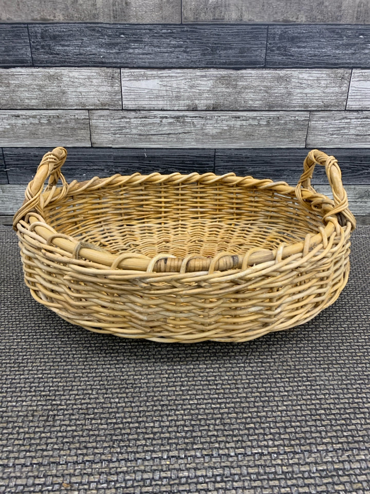 SHALLOW WOVEN BASKET.