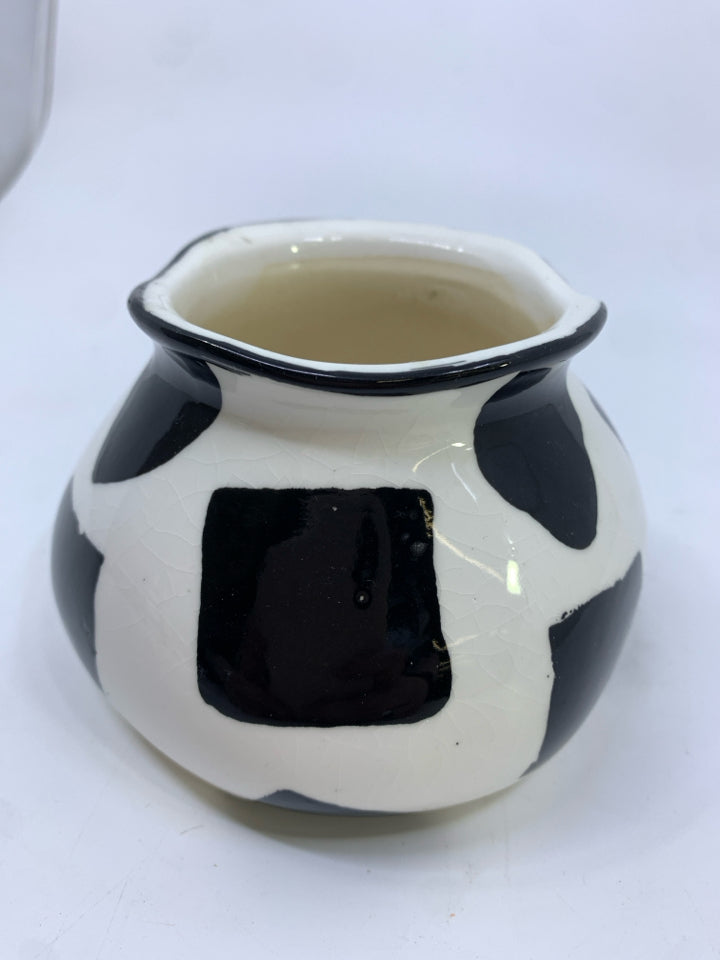 B&W GEOMETRIC VASE.