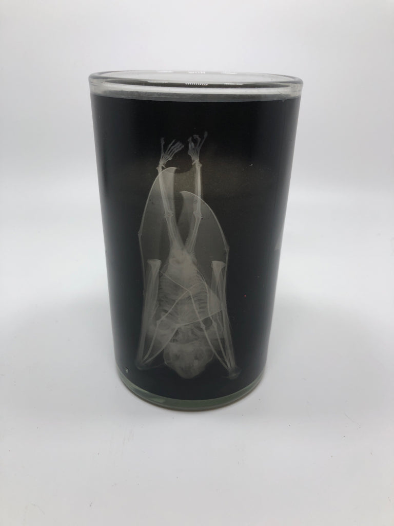 BLACK GLASS CANDLE W/ BAT.